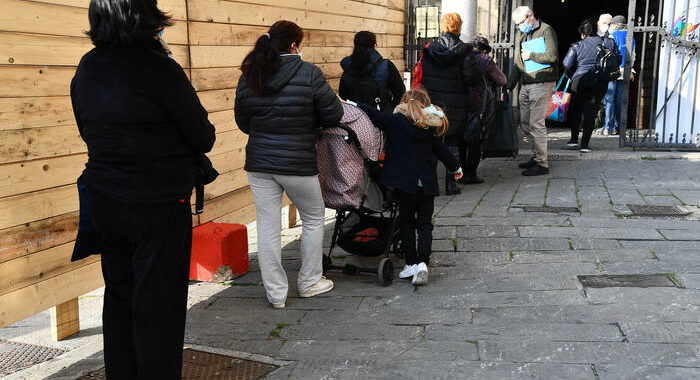 A rischio povertà 1 su 4, ma salgono reddito e lavoro