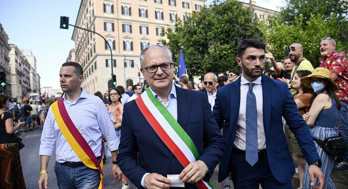 A Roma scontro sui figli di coppie gay alla vigilia del Pride