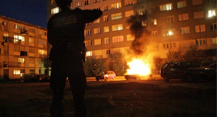 Agente uccide 17enne a Nanterre, scontri di notte nelle banlieu