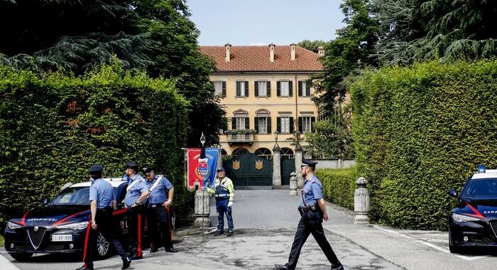 Berlusconi: il feretro lascia Villa San Martino