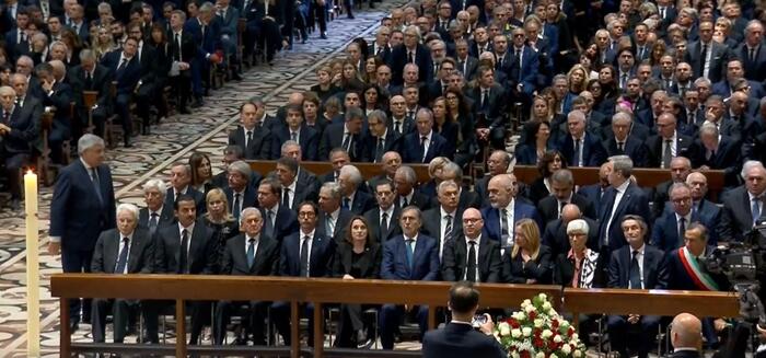 Berlusconi: in Duomo inizia il funerale di Stato