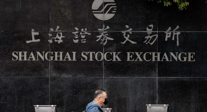 Borsa: Shanghai apre a +0,05%, Shenzhen a -0,04%