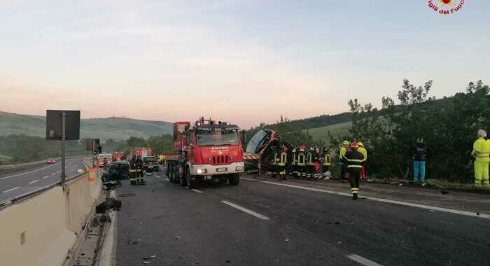 Bus finisce in scarpata sull’A16, un morto e 14 feriti