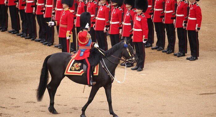 Carlo III a cavallo per la prima parata di compleanno