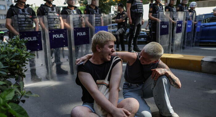 Centrotredici persone arrestate durante il Pride di Istanbul