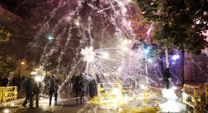 Francia: 77 arresti per le proteste nelle banlieu