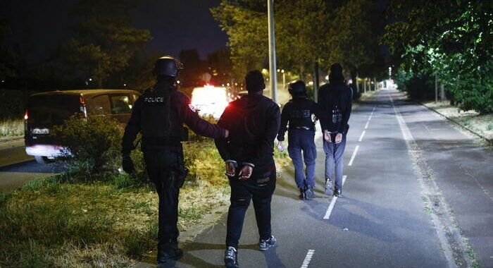 Francia: proteste in molte banlieue, incidenti e fermi