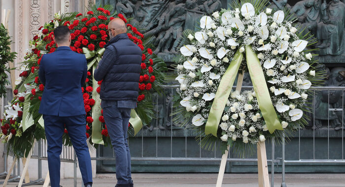 Funerali Berlusconi, tanti i fiori sul sagrato del Duomo
