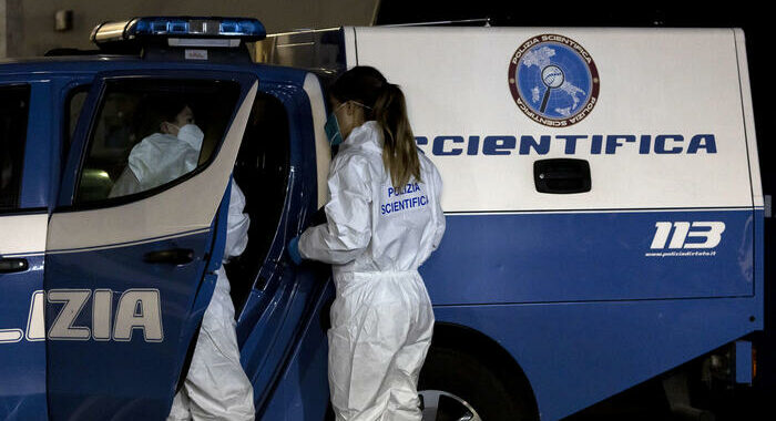 Il cadavere di una donna trovato in un cassonetto a Roma