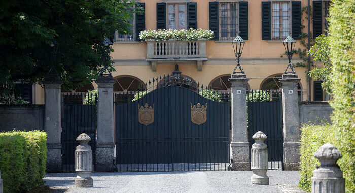 Il feretro di Berlusconi è arrivato a Villa San Martino