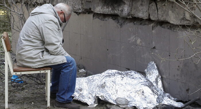 Il nonno della bimba uccisa a Kiev veglia il corpo della nipote