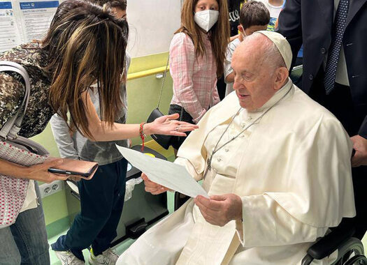 Il Papa sarà dimesso dall’ospedale domani