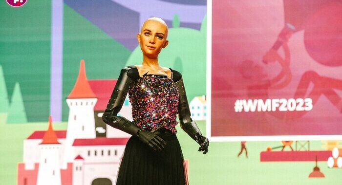 Il robot Sophia sul palco del festival dell’Innovazione a Rimini