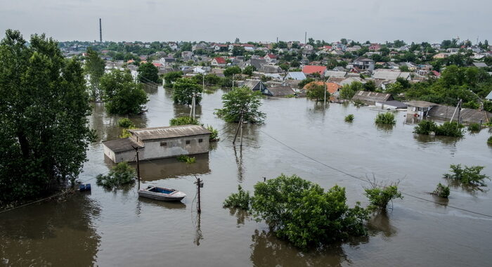 Kiev, 600 chilometri quadrati del Kherson sono sott’acqua