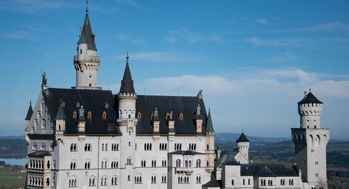 La molesta e la spinge giù dal castello di Ludwig, muore turista