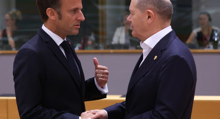 Macron lascia il vertice Ue, sarà rappresentato da Scholz