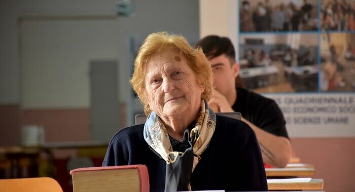 Maturità a 90 anni per diventare maestra