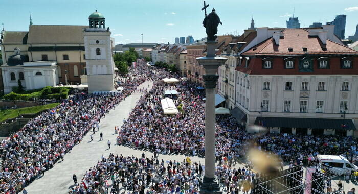 Mezzo milione di polacchi in piazza a Varsavia contro il governo