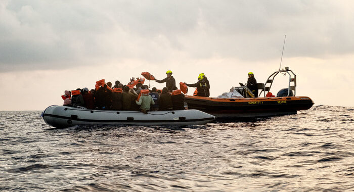 Migranti: 4 morti e 22 dispersi in un naufragio in Algeria