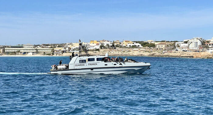 Migranti dopo sbarco a Lampedusa, ‘ci sono dispersi’