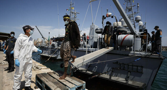 Migranti: fermo e multa da 3.300 euro per la nave di Sea Watch