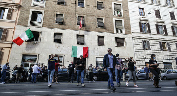 Occupazione Casapoud, 10 condanne a Roma