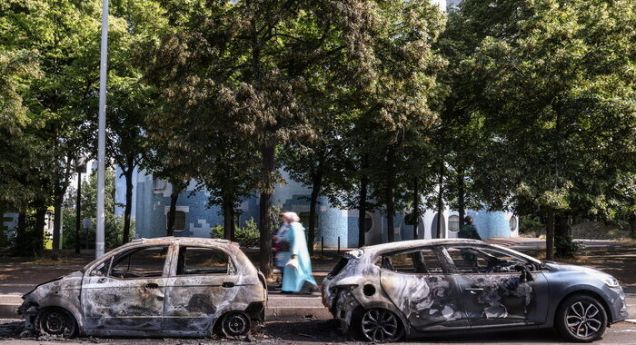 Parigi, ‘violenze intollerabili, arrestate 150 persone’