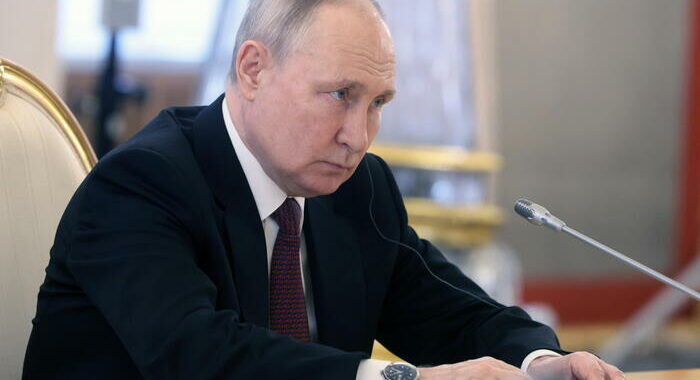 Putin, obbligati ad aumentare la spesa per la difesa