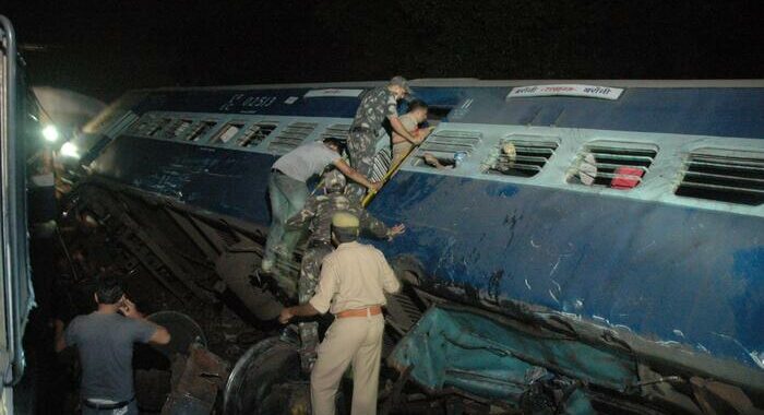 Scontro tra due treni in India, almeno 50 morti e 500 feriti