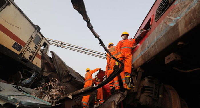 Scontro tra treni in India, bilancio vittime si aggiorna a 288