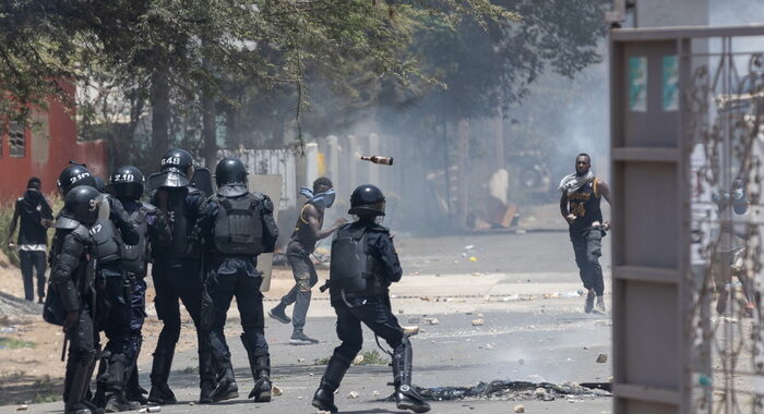 Senegal, scontri per la condanna di Sonko: almeno nove morti