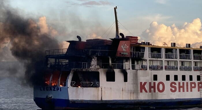 Traghetto in fiamme nelle Filippine, 120 persone in salvo