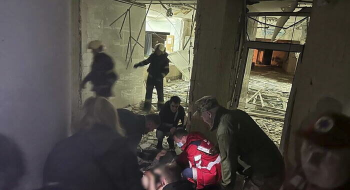 Tre i morti a Kiev dopo raid russi, si scava tra le macerie