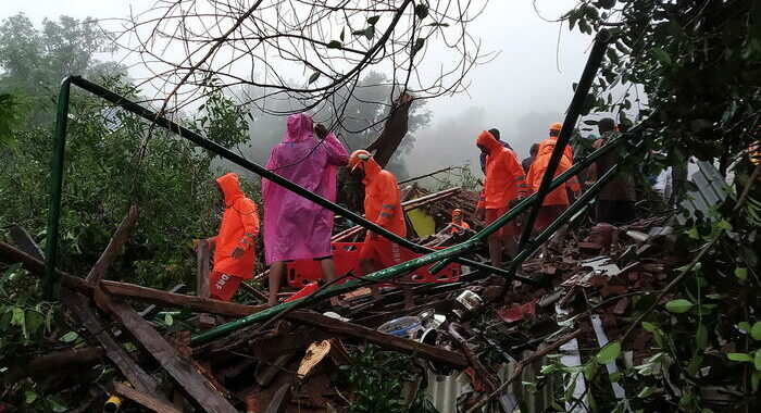 Almeno 16 morti per una frana in India, decine di dispersi