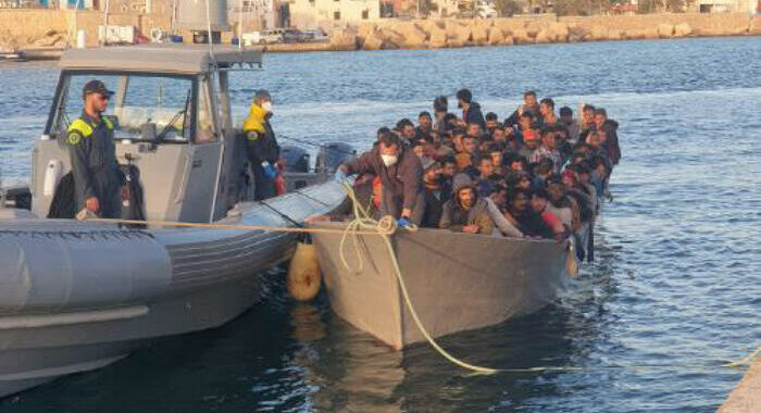 Arrivati 436 migranti a Lampedusa, un donna partorisce in barca