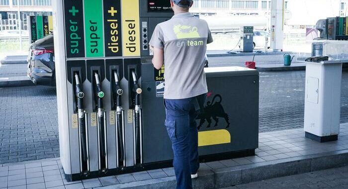 Benzina: Qe, ancora rialzi, self a 1,912 euro al litro