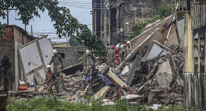 Brasile: edifici crollati a Recife, saliti a otto i morti