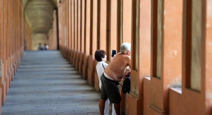 Cammina in strada e non sotto il portico, multato a Bologna