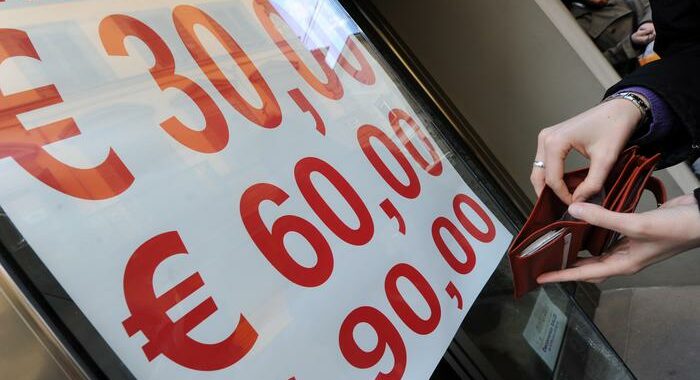 Confcommercio, ‘213 euro spesa media a famiglia per i saldi’