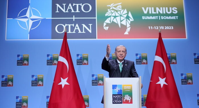 Erdogan, ok alla Svezia nella Nato non prima di ottobre