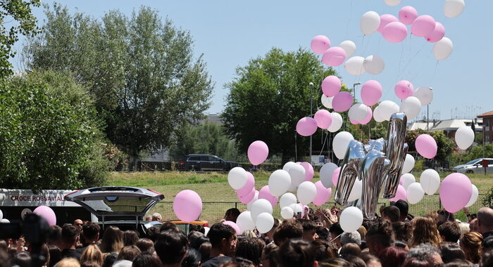 Fiori e palloncini bianchi per Michelle, “morte non sia vana”