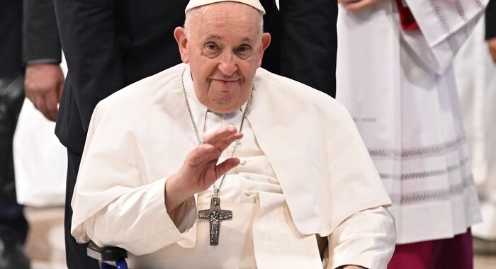 Il Papa a giovane transessuale, Dio ci ama come siamo