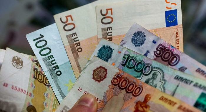 Il rublo tocca il nuovo minimo da inizio guerra contro l’euro