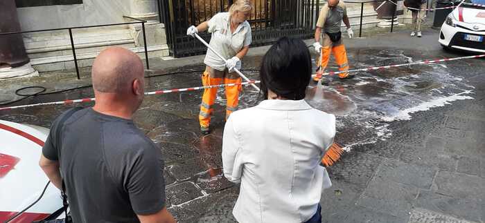 Imbrattato il selciato davanti al Battistero di Firenze