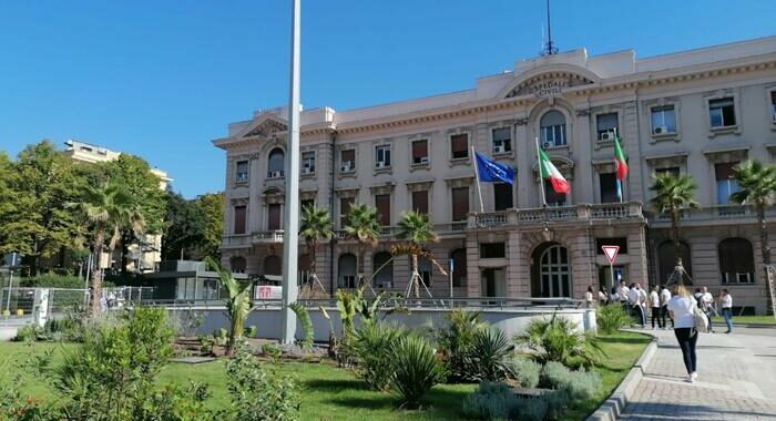 Incendio all’ospedale San Martino a Genova, evacuati due piani