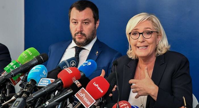 Incontro Salvini-Le Pen rinviato per gli scontri in Francia