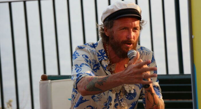 Jovanotti cade in bici a Santo Domingo, femore rotto