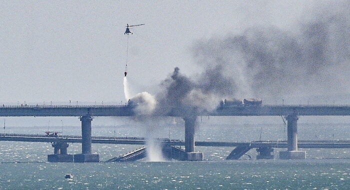 Kiev ammette per la prima volta attacco al ponte di Crimea