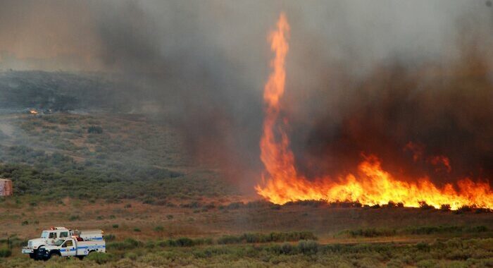La California brucia, maxi incendio nel deserto del Mojave