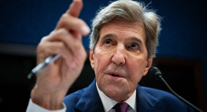 L’inviato Usa per il clima John Kerry arrivato a Pechino